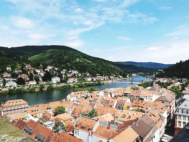 Hochwinkelansicht auf das Stadtbild durch den Fluss gegen den Himmel