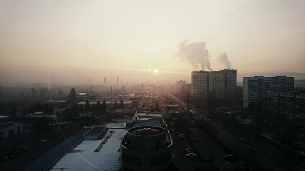 Hochwinkelansicht auf das Stadtbild gegen den Himmel beim Sonnenuntergang