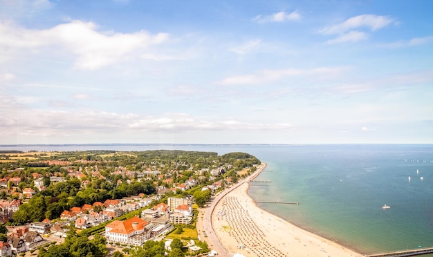 Hochwinkelansicht auf das Stadtbild vom Meer gegen den Himmel