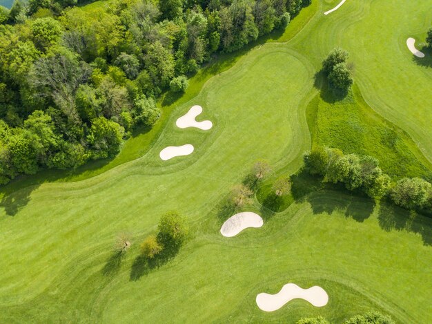 Hochwinkelansicht auf den Golfplatz