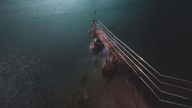 Foto hochwinkelansicht auf den pier auf dem meer