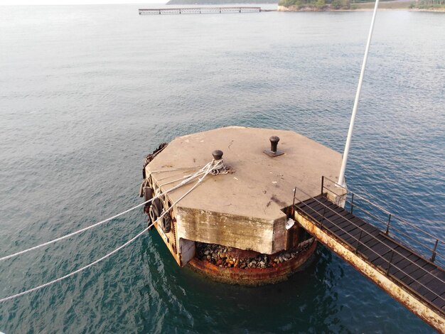 Foto hochwinkelansicht auf den pier über dem meer