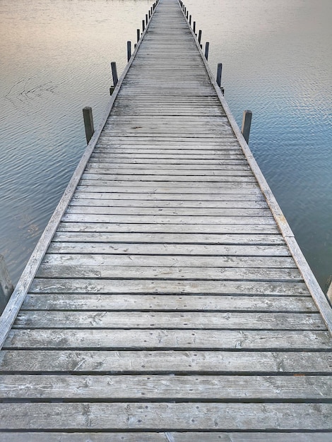 Foto hochwinkelansicht auf den pier über dem meer