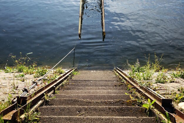 Foto hochwinkelansicht auf den pier über dem see