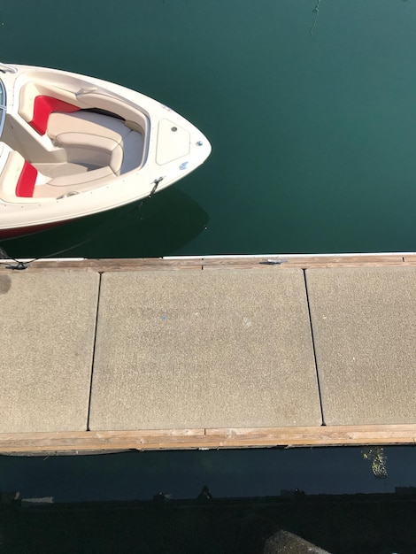 Foto hochwinkelansicht auf den pier über dem see