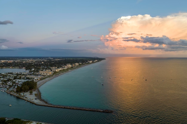 Hochwinkelansicht auf den überfüllten Nokomis-Strand in Sarasota County, USA Viele Menschen genießen den Urlaub, schwimmen im Meerwasser und entspannen sich in der warmen Florida-Sonne bei Sonnenuntergang