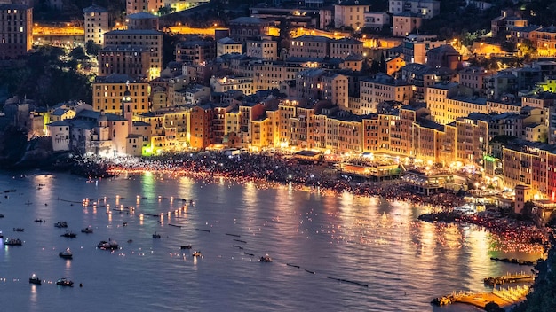 Hochwinkelansicht auf die beleuchtete Stadt am Meer bei Nacht
