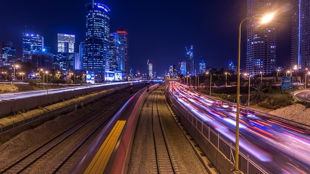Hochwinkelansicht auf die beleuchtete Stadt bei Nacht
