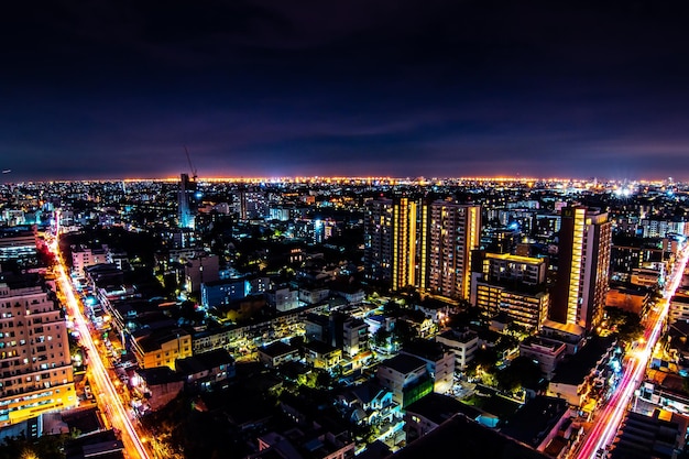 Hochwinkelansicht auf die beleuchtete Stadt bei Nacht