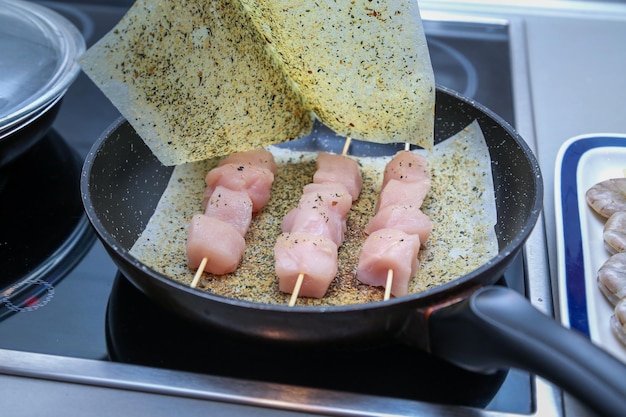 Foto hochwinkelansicht auf die zubereitung von speisen in der küche