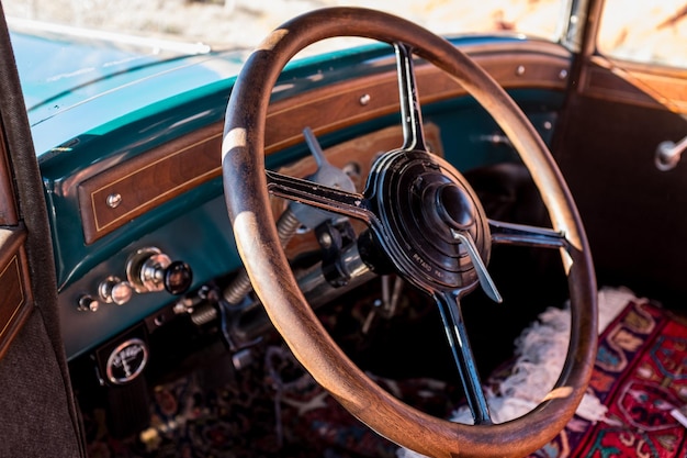 Hochwinkelansicht auf ein rostiges Lenkrad in einem Vintage-Auto