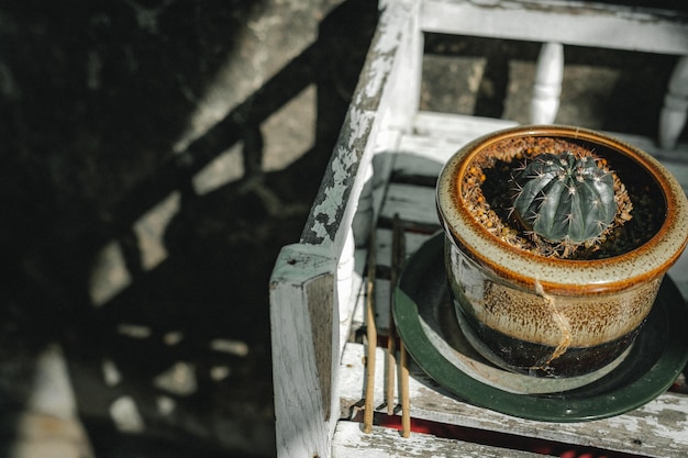 Foto hochwinkelansicht auf ein rostiges metallgeländer