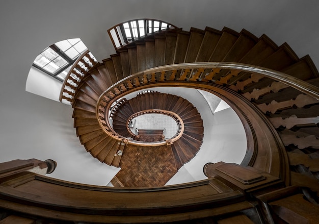 Hochwinkelansicht auf eine spiralförmige Holztreppe