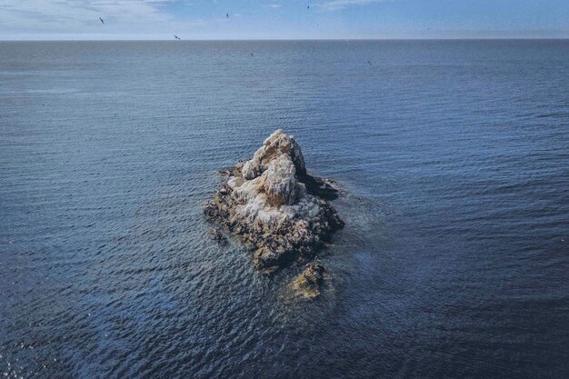 Hochwinkelansicht auf Felsen am Meer