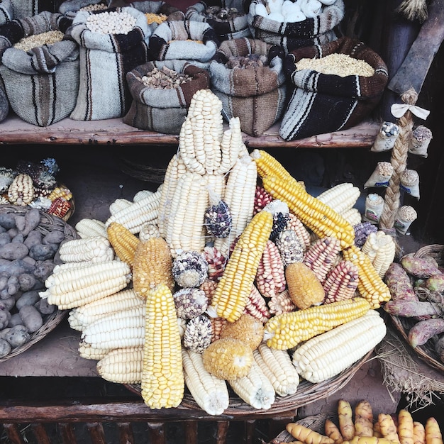 Foto hochwinkelansicht auf gestapelten mais zum verkauf auf dem markt