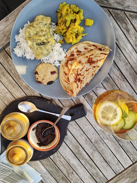 Foto hochwinkelansicht auf indisches essen auf dem tisch