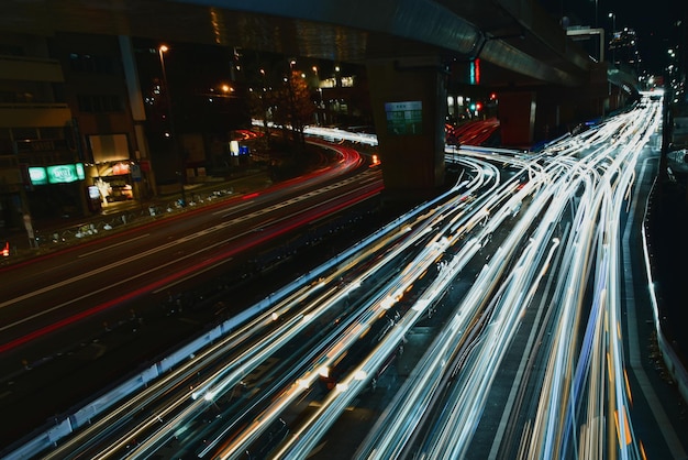 Hochwinkelansicht auf Lichtspuren auf der Autobahn bei Nacht