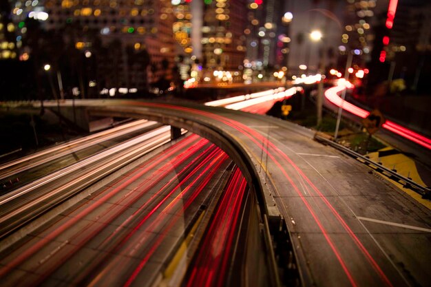 Foto hochwinkelansicht auf lichtspuren auf der autobahn bei nacht