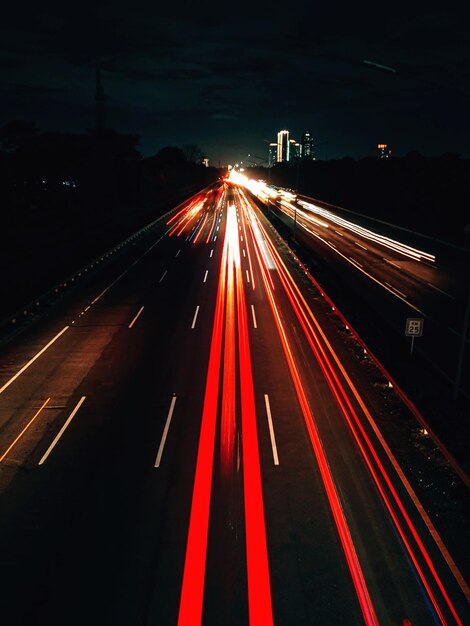 Foto hochwinkelansicht auf lichtspuren auf der autobahn bei nacht