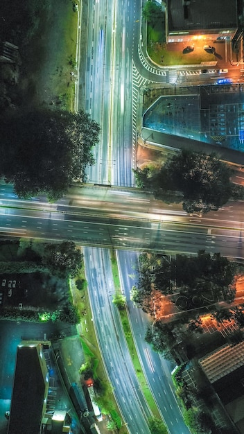 Hochwinkelansicht auf Lichtspuren auf der Straße bei Nacht