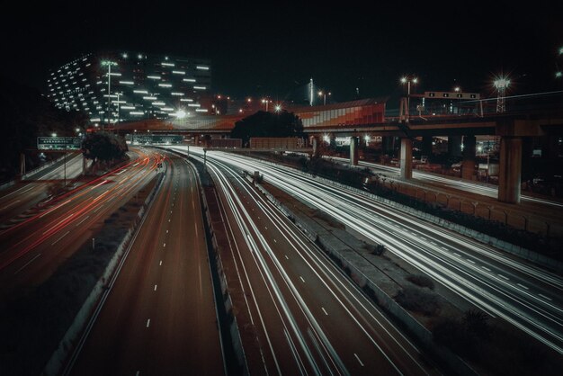 Foto hochwinkelansicht auf lichtspuren auf der straße bei nacht