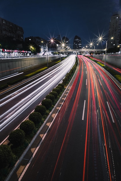 Hochwinkelansicht auf Lichtspuren auf einer mehrspurigen Autobahn bei Nacht