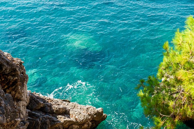 Foto hochwinkelansicht auf meer und felsen