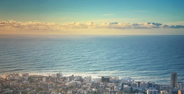 Foto hochwinkelansicht auf meer und gebäude gegen den himmel