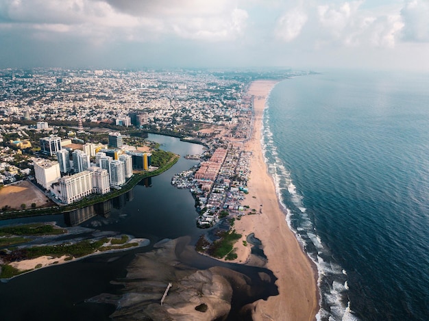 Hochwinkelansicht auf Meer und Gebäude gegen den Himmel