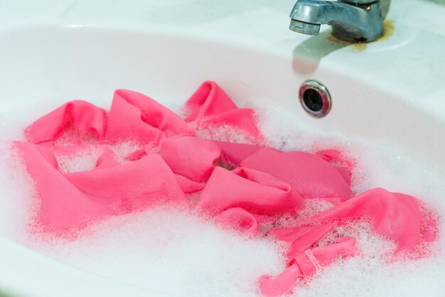 Foto hochwinkelansicht auf rosa wasser im badezimmer