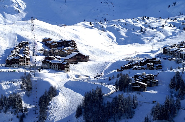 Foto hochwinkelansicht auf schneebedeckte häuser und berge