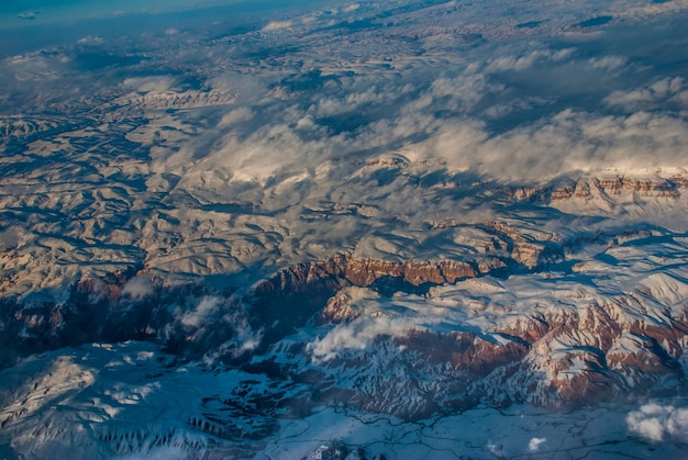 Hochwinkelansicht auf schneebedeckte Landschaft