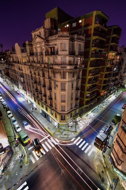 Hochwinkelansicht auf Stadtstraßen und Gebäude in der Nacht