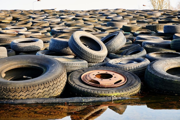 Foto hochwinkelansicht auf verlassene reifen