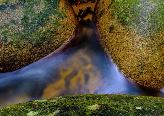 Foto hochwinkelansicht auf wasser und felsen