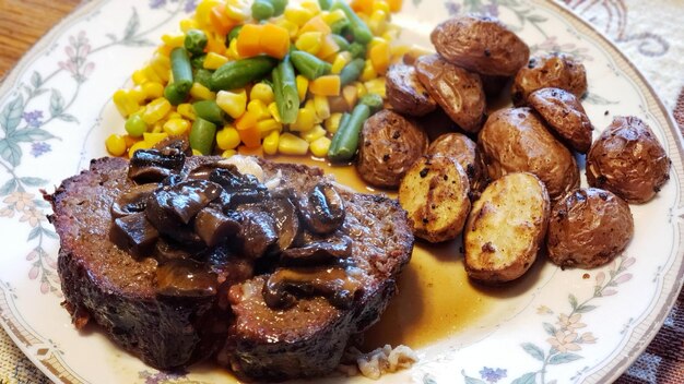 Foto hochwinkelansicht der auf dem teller servierten mahlzeit