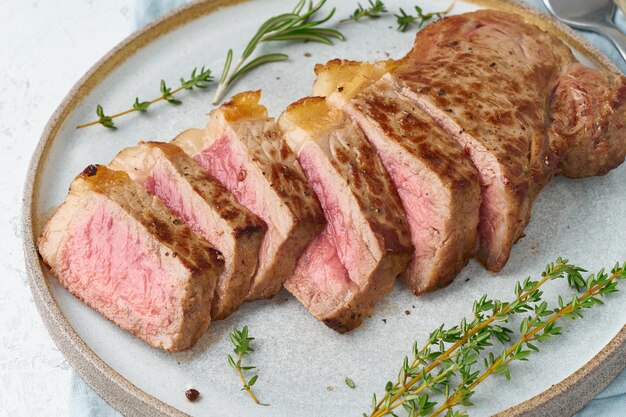 Foto hochwinkelansicht der auf dem teller servierten mahlzeit