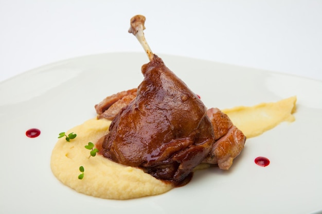 Hochwinkelansicht der auf dem Teller servierten Mahlzeit