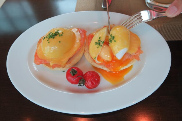 Foto hochwinkelansicht der auf dem teller servierten mahlzeit