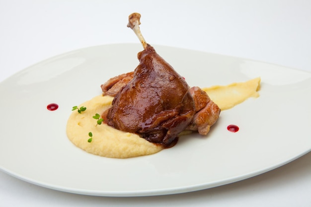 Hochwinkelansicht der auf dem Teller servierten Mahlzeit