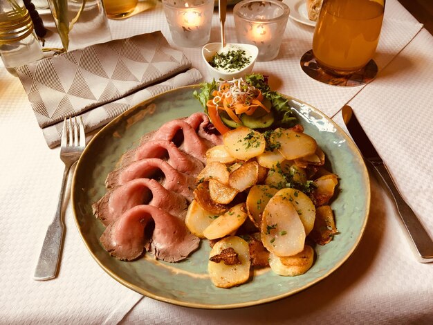 Foto hochwinkelansicht der auf dem tisch servierten mahlzeit