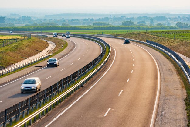 Foto hochwinkelansicht der autobahn auf dem feld