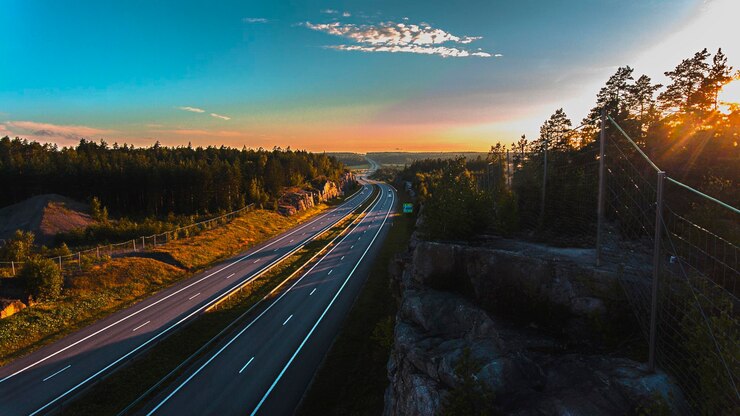 Foto hochwinkelansicht der autobahn bei sonnenuntergang