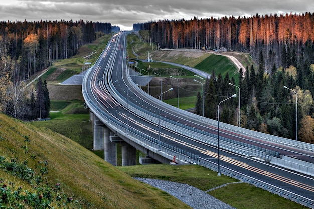 Foto hochwinkelansicht der autobahn gegen den himmel