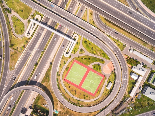 Hochwinkelansicht der Autobahn in der Stadt