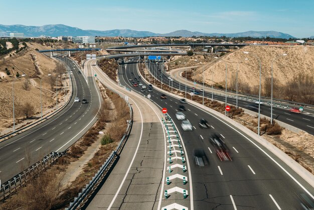 Hochwinkelansicht der Autobahn in der Stadt