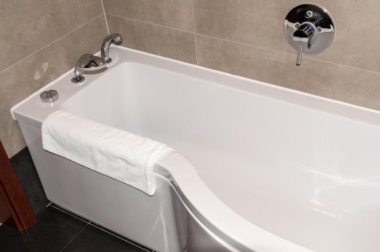 Foto hochwinkelansicht der badewanne im badezimmer