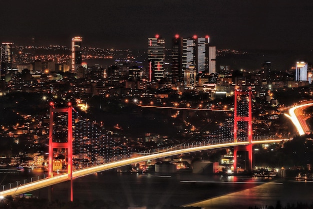 Foto hochwinkelansicht der beleuchteten brücke bei nacht