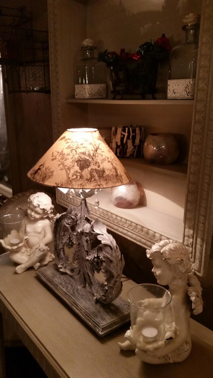 Foto hochwinkelansicht der beleuchteten lampe inmitten von figuren zu hause