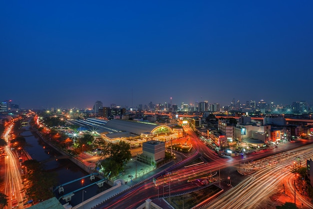 Foto hochwinkelansicht der beleuchteten stadt in der nacht